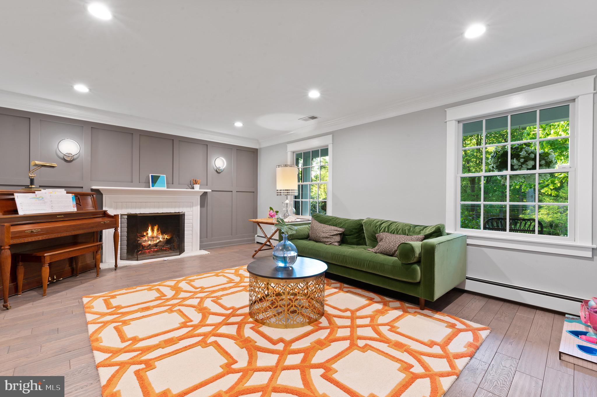 COLONIAL VILLAGE - Residential