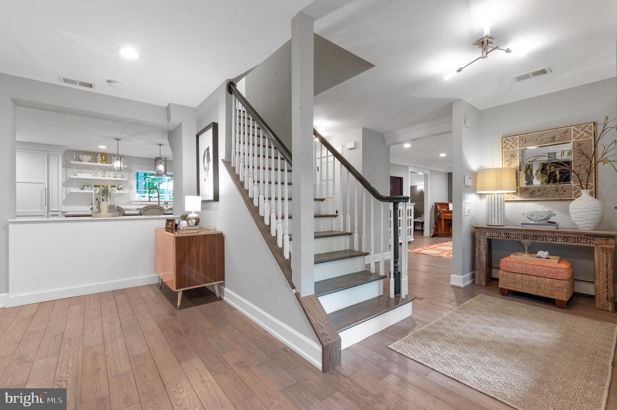 COLONIAL VILLAGE - Residential