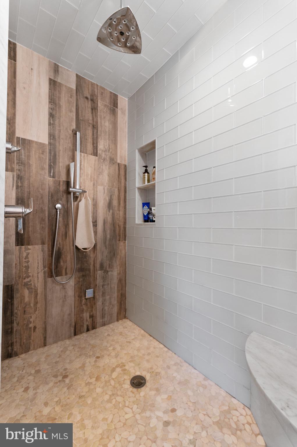 COLONIAL VILLAGE - Residential