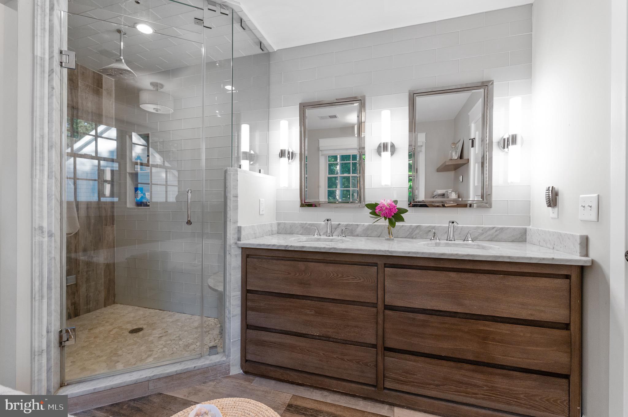 COLONIAL VILLAGE - Residential