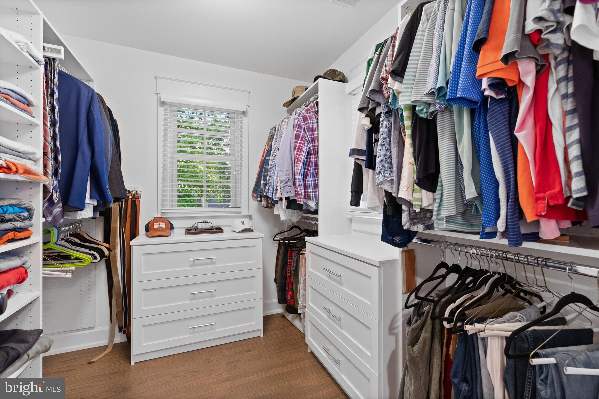 COLONIAL VILLAGE - Residential