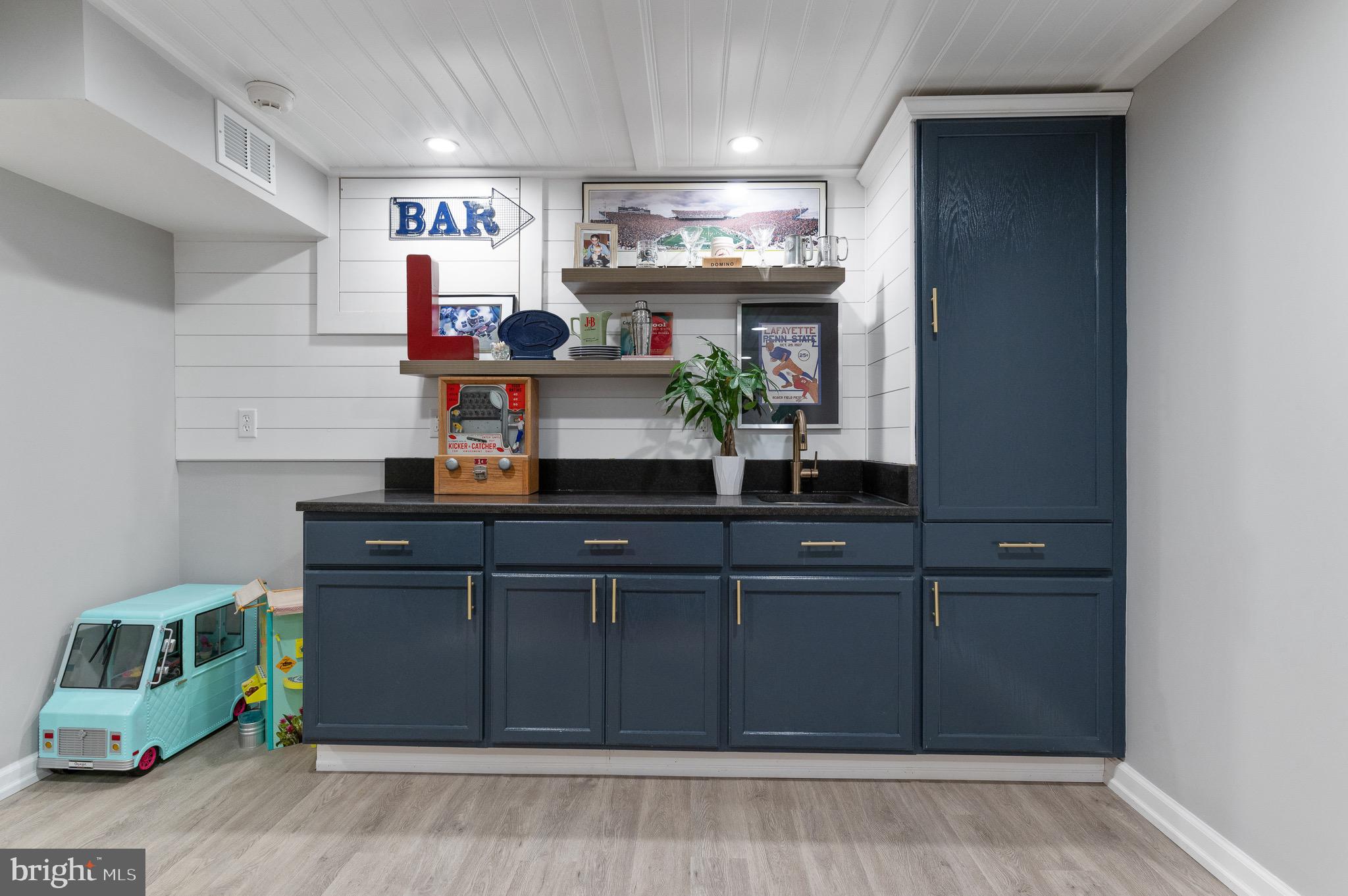 COLONIAL VILLAGE - Residential