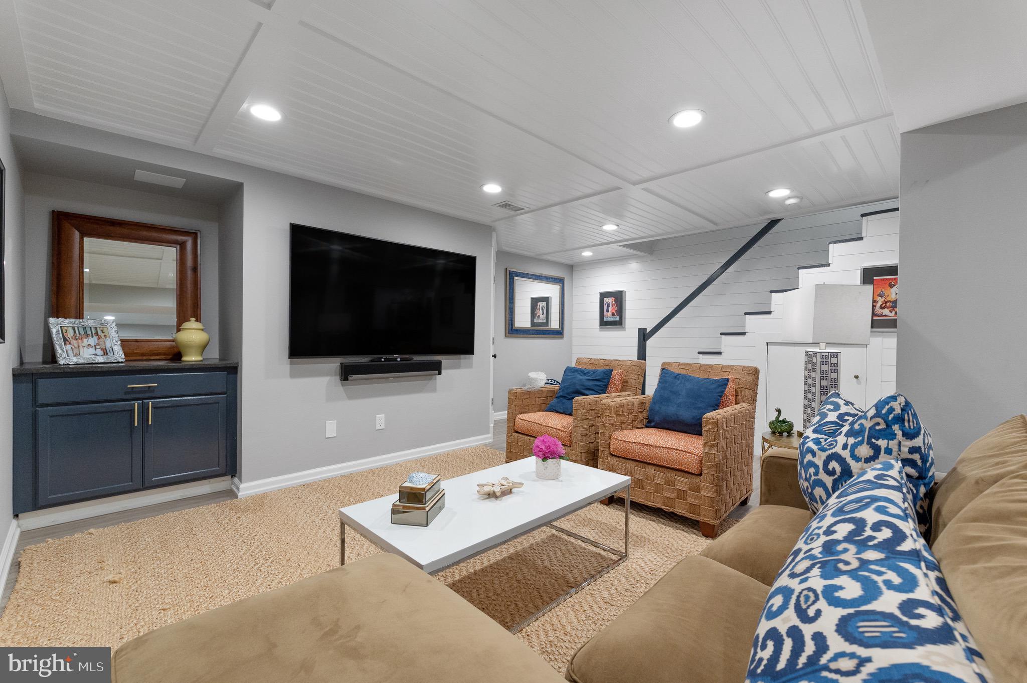 COLONIAL VILLAGE - Residential