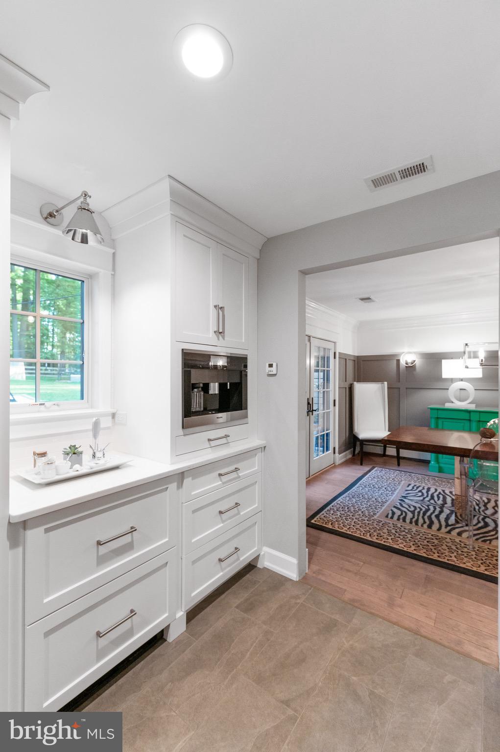 COLONIAL VILLAGE - Residential