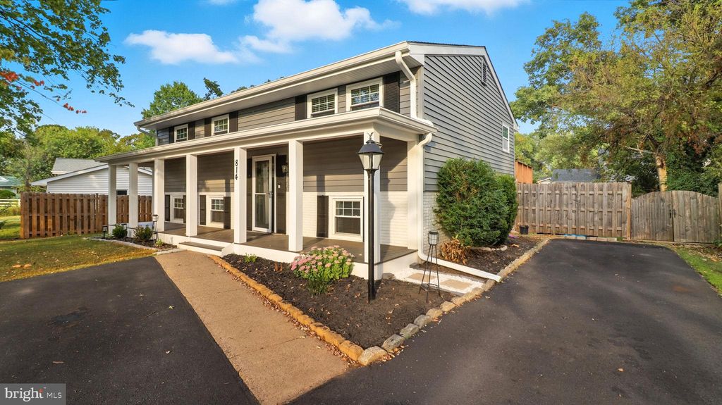 Photo of 814 N Croydon Street, STERLING, VA 20164 (MLS # VALO2106940)