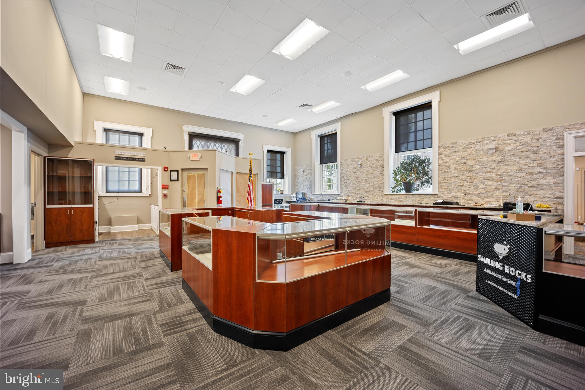 HUNTINGDON VALLEY - Commercial Sale