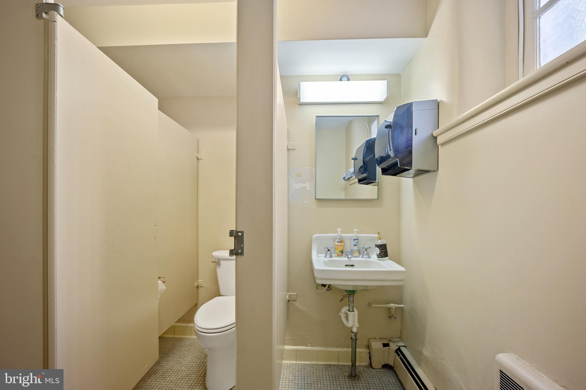 HUNTINGDON VALLEY - Commercial Sale