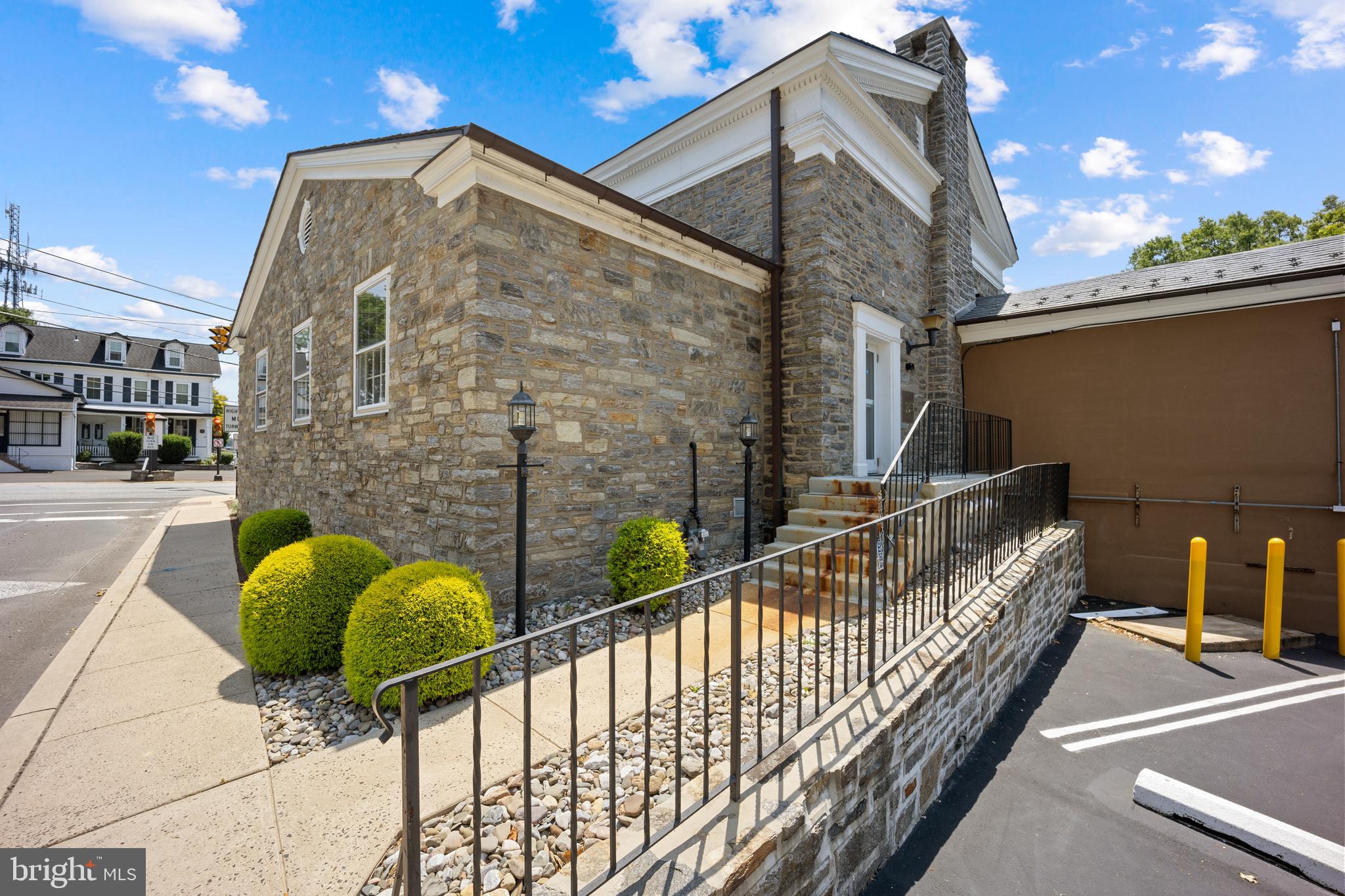 HUNTINGDON VALLEY - Commercial Sale