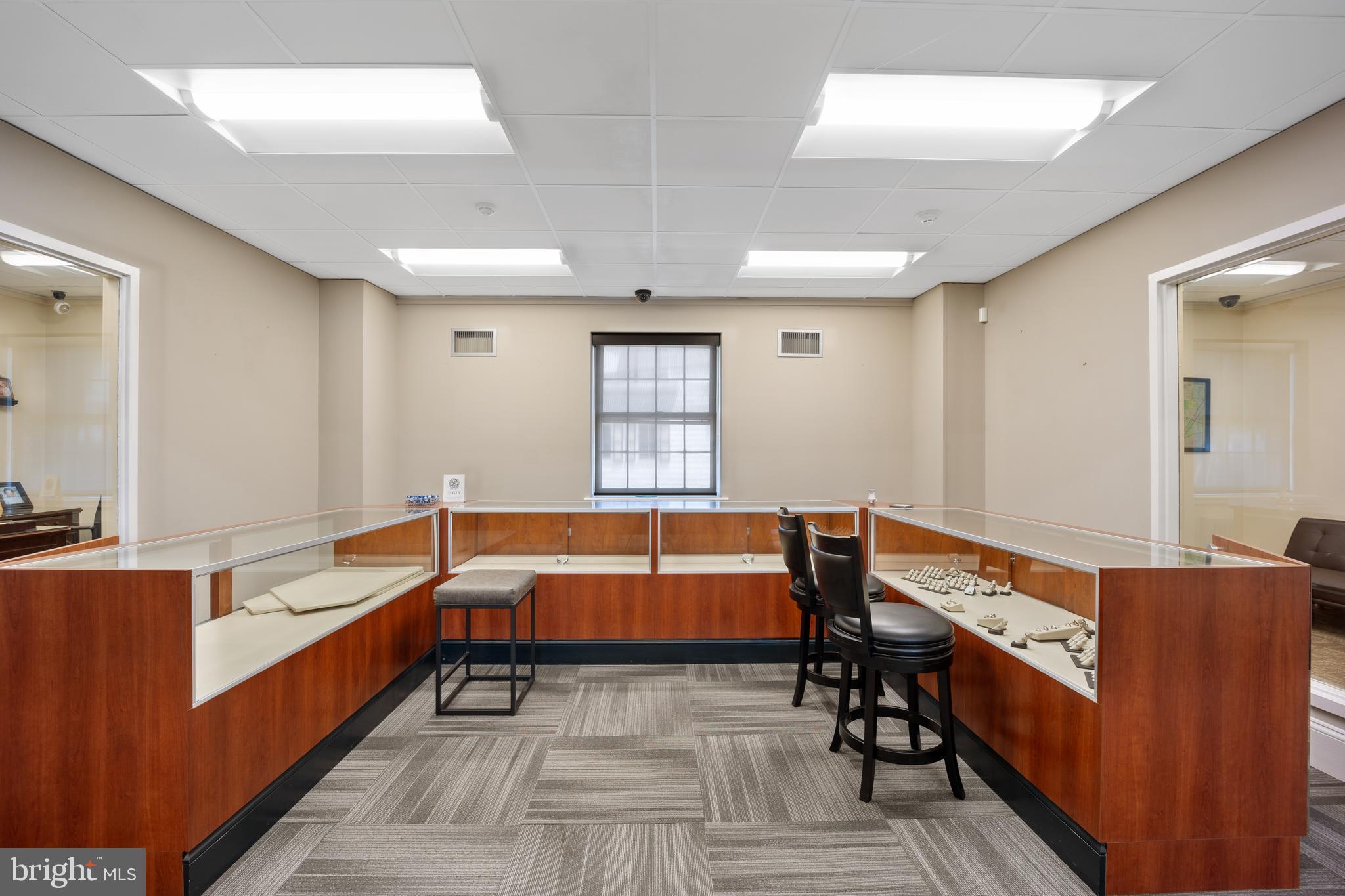 HUNTINGDON VALLEY - Commercial Sale