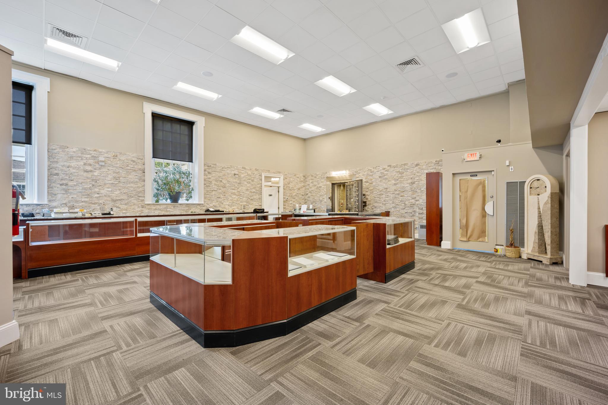 HUNTINGDON VALLEY - Commercial Sale