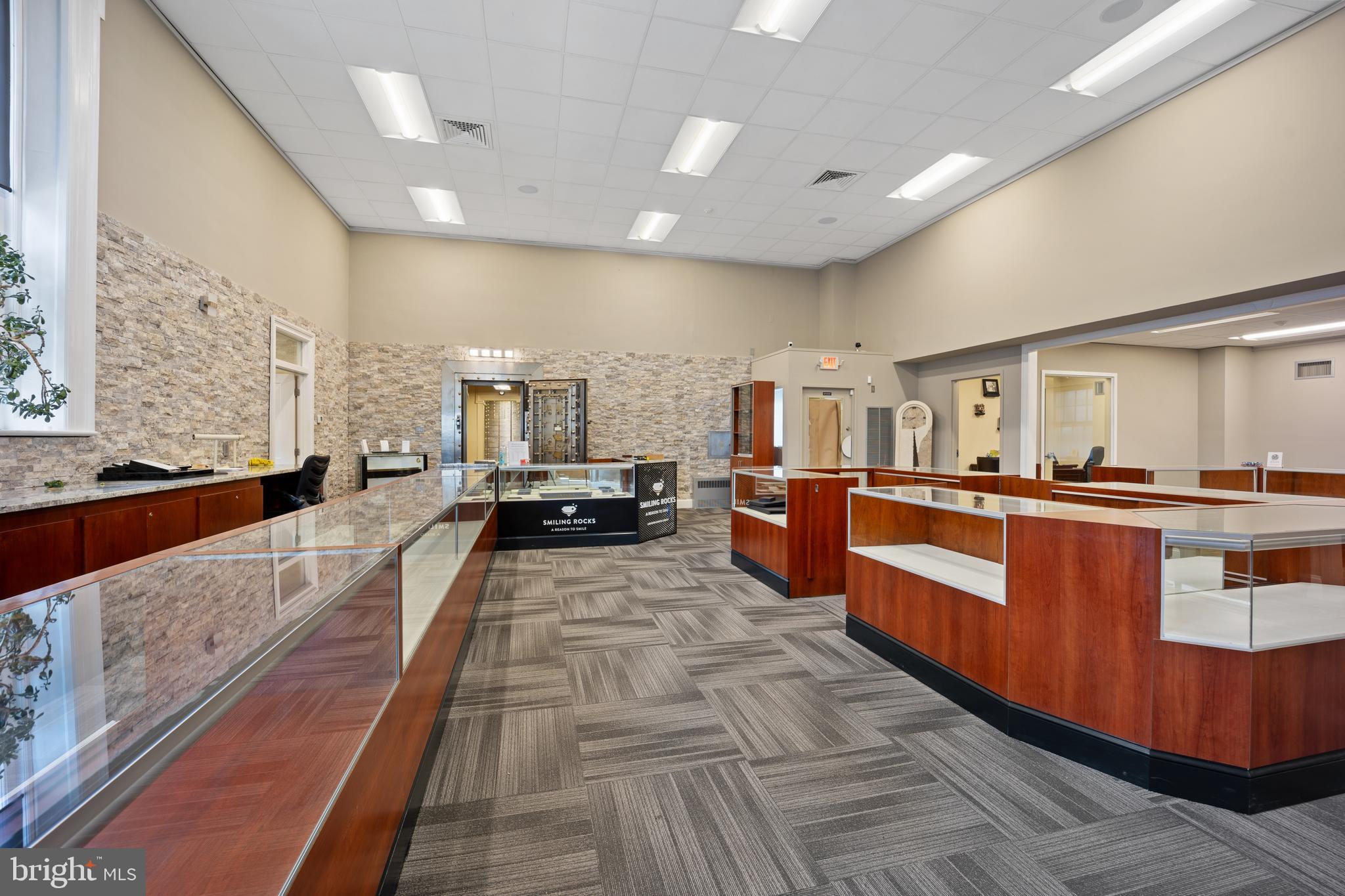 HUNTINGDON VALLEY - Commercial Sale