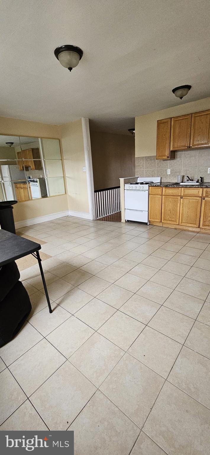 WEST OAK LANE - Residential Income