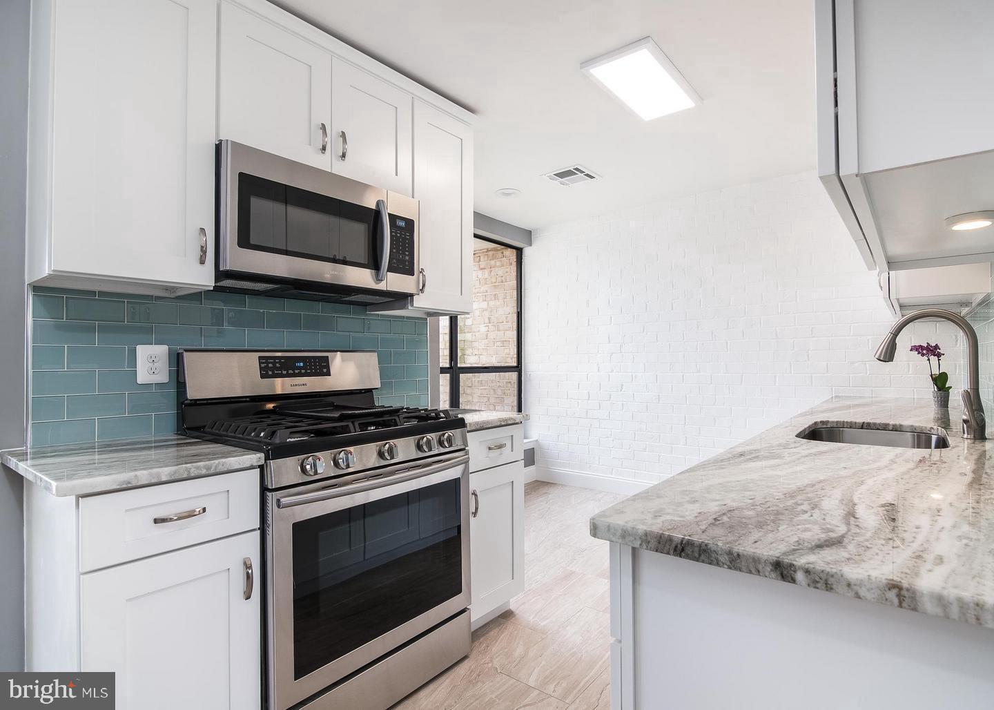 HUNTLEY SQUARE CONDOMINIUMS - Residential