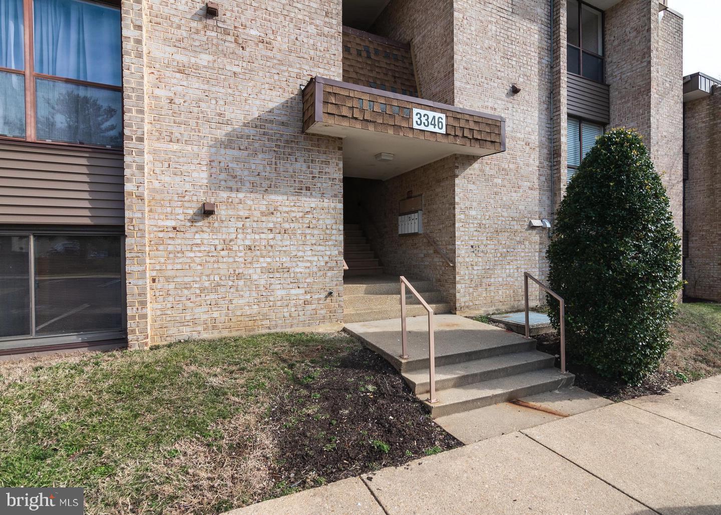 HUNTLEY SQUARE CONDOMINIUMS - Residential