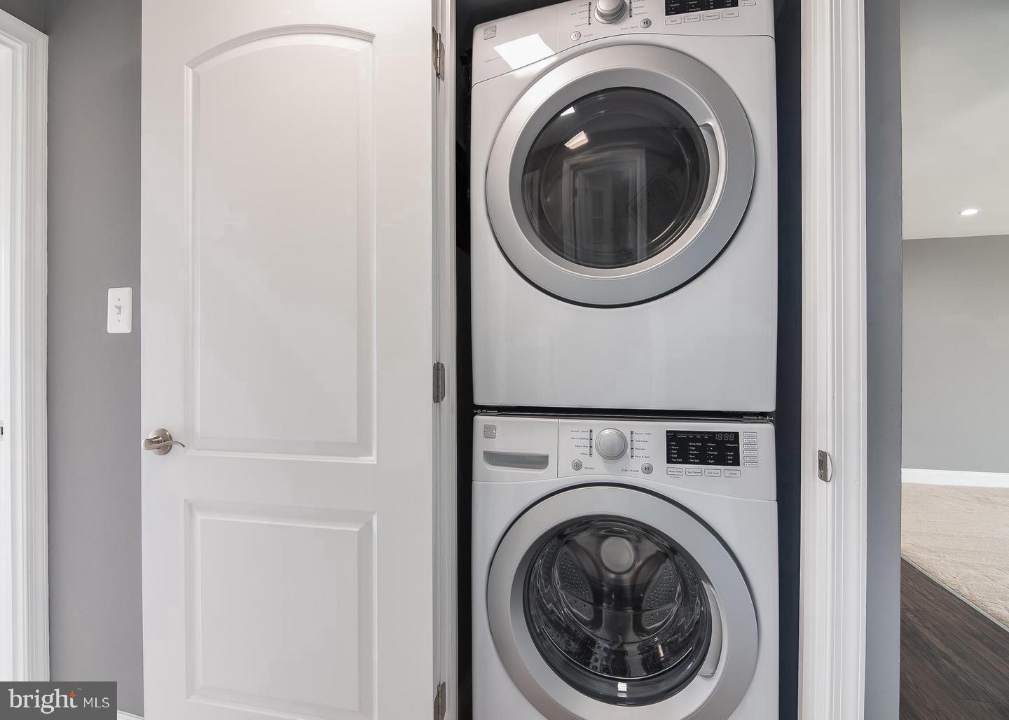 HUNTLEY SQUARE CONDOMINIUMS - Residential