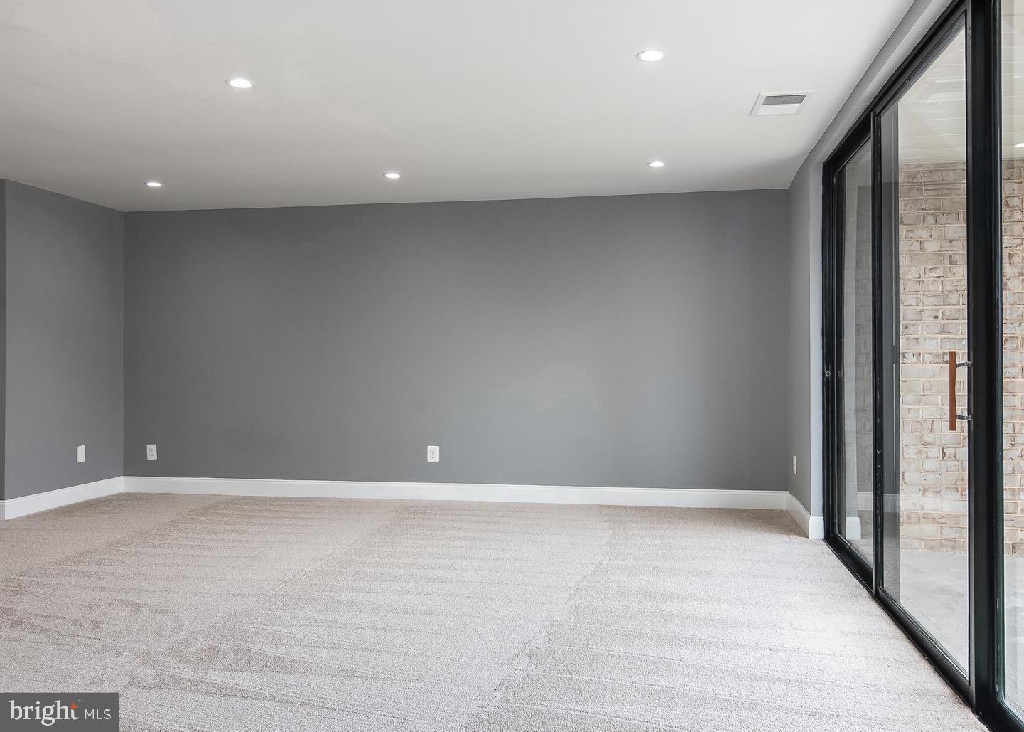 HUNTLEY SQUARE CONDOMINIUMS - Residential