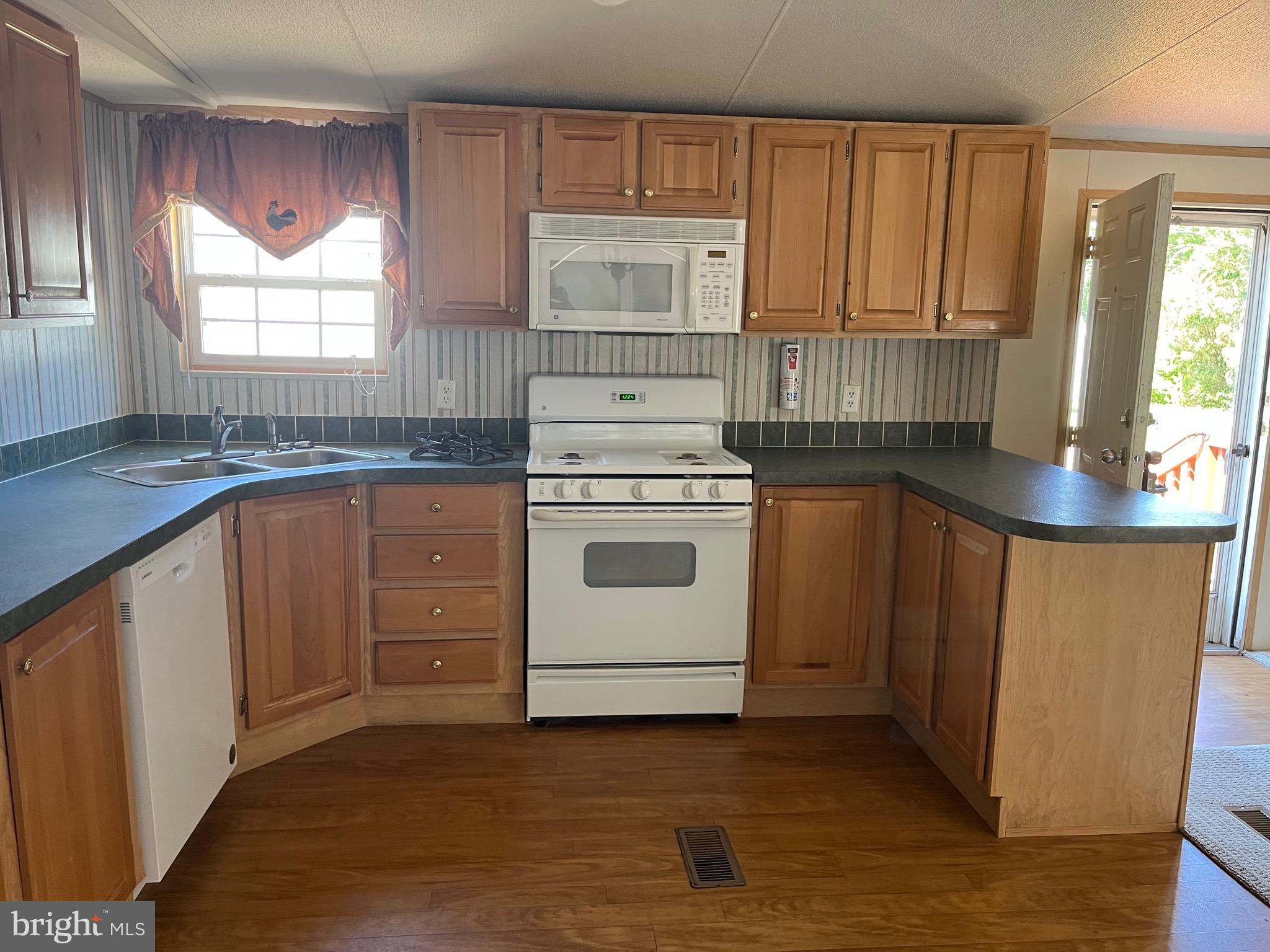 STRAWBERRY VILLAGE - Residential