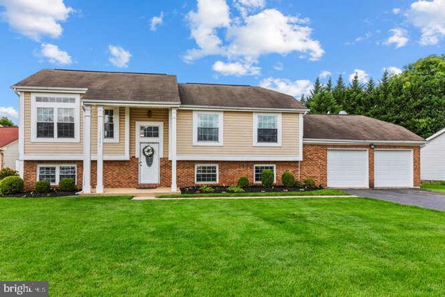 Prime Location close to shopping and dining and major highways.   Single-family on a corner lot. Renovated pool. one-year-old tricks deck, 5 bedrooms, 3 full baths, 2 car garage, Split foyer .  2 levels.  New wood floors in the upper-level bedrooms. Renovated pool deck and equipment.  Great outdoor space for entertainment and a pool.  Armfield Farm is a community of 470 homes located in western Fairfax County. Our neighborhood is situated between Centreville Road and Lees Corner Road, just north of Route 50. Armfield Farm is accessible through one entrance off Centreville Road and three entrances along Lees Corner Road..