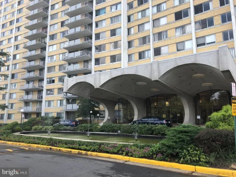 301 N Beauregard Street N Unit 122, Alexandria, VA MLS: VAAX2060136