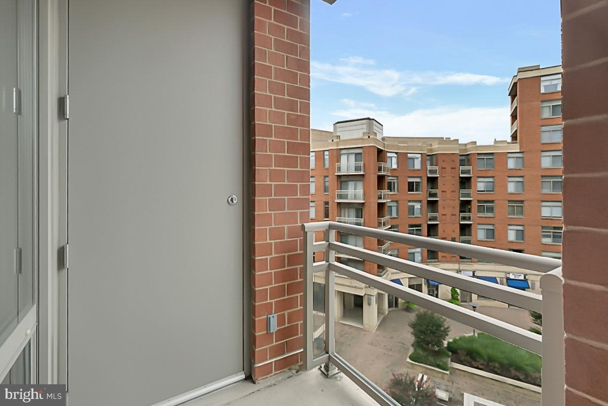 ECLIPSE ON CENTER PARK - Residential