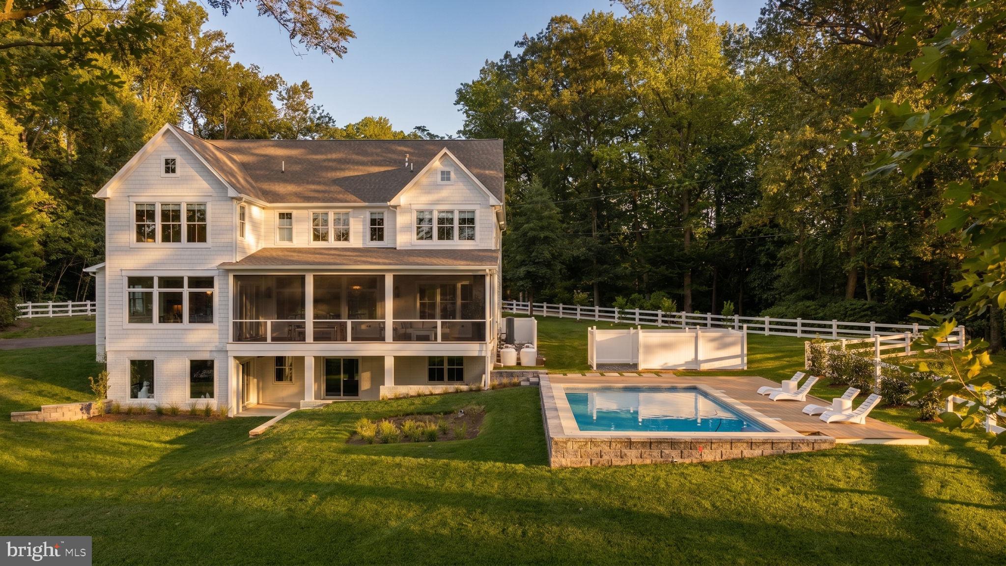 916 A WOODWARD LANE