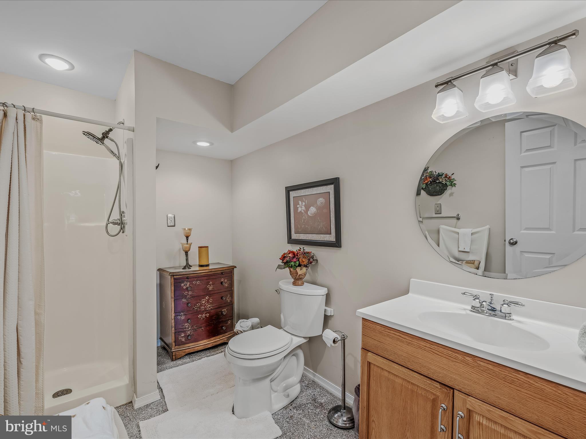 WHISPERING FALLS - Residential