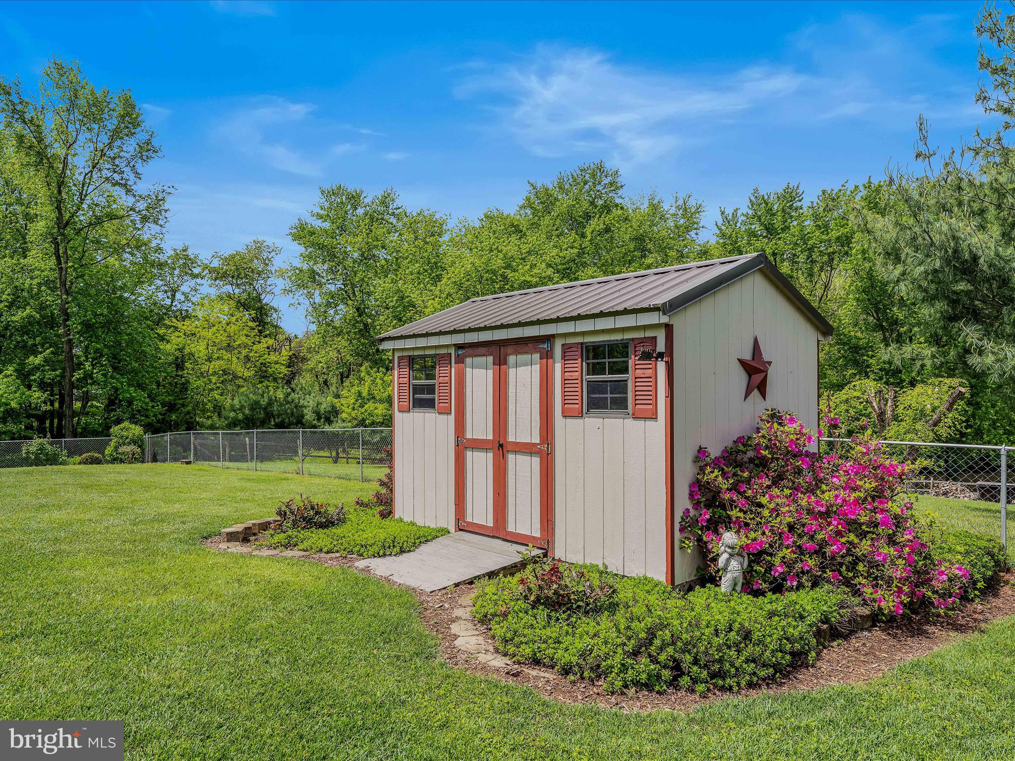 WHISPERING FALLS - Residential