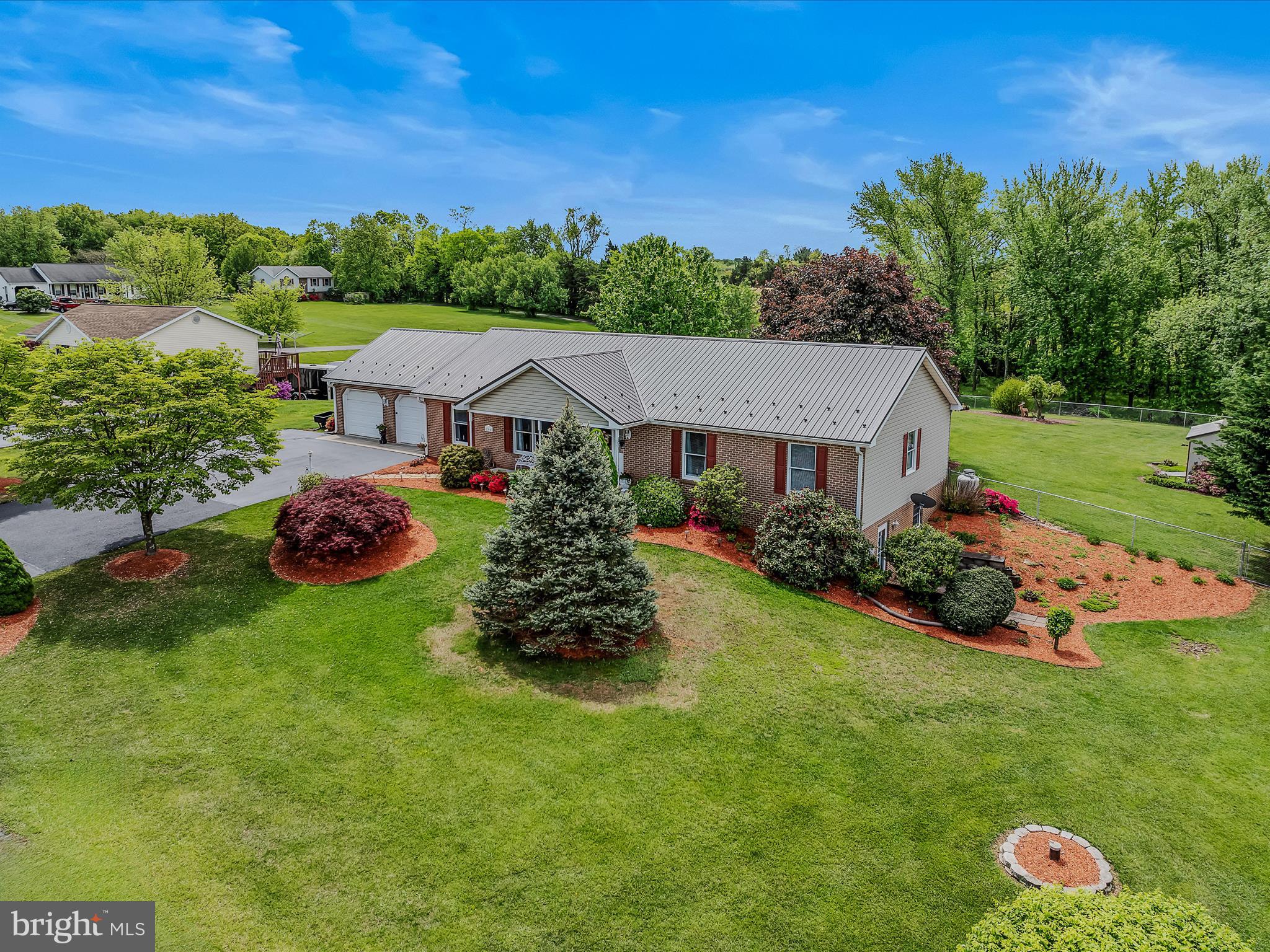 WHISPERING FALLS - Residential