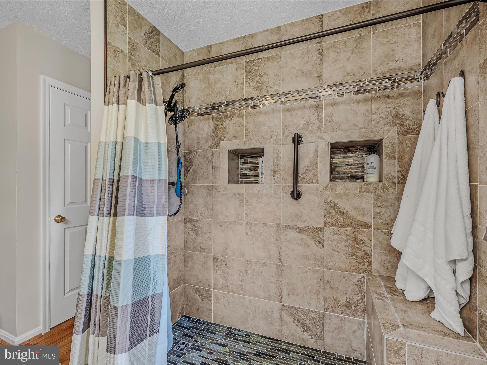 WHISPERING FALLS - Residential