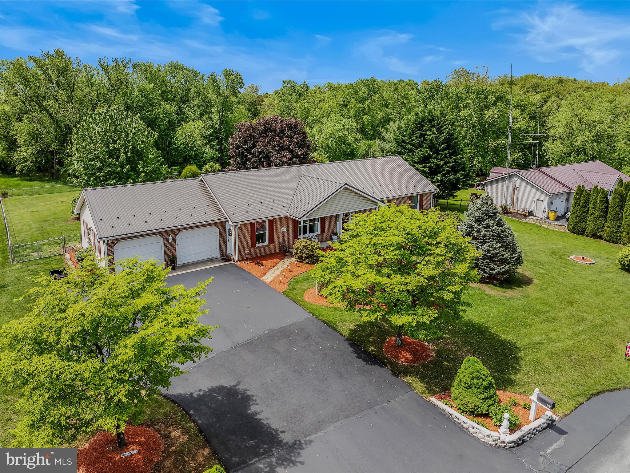 WHISPERING FALLS - Residential