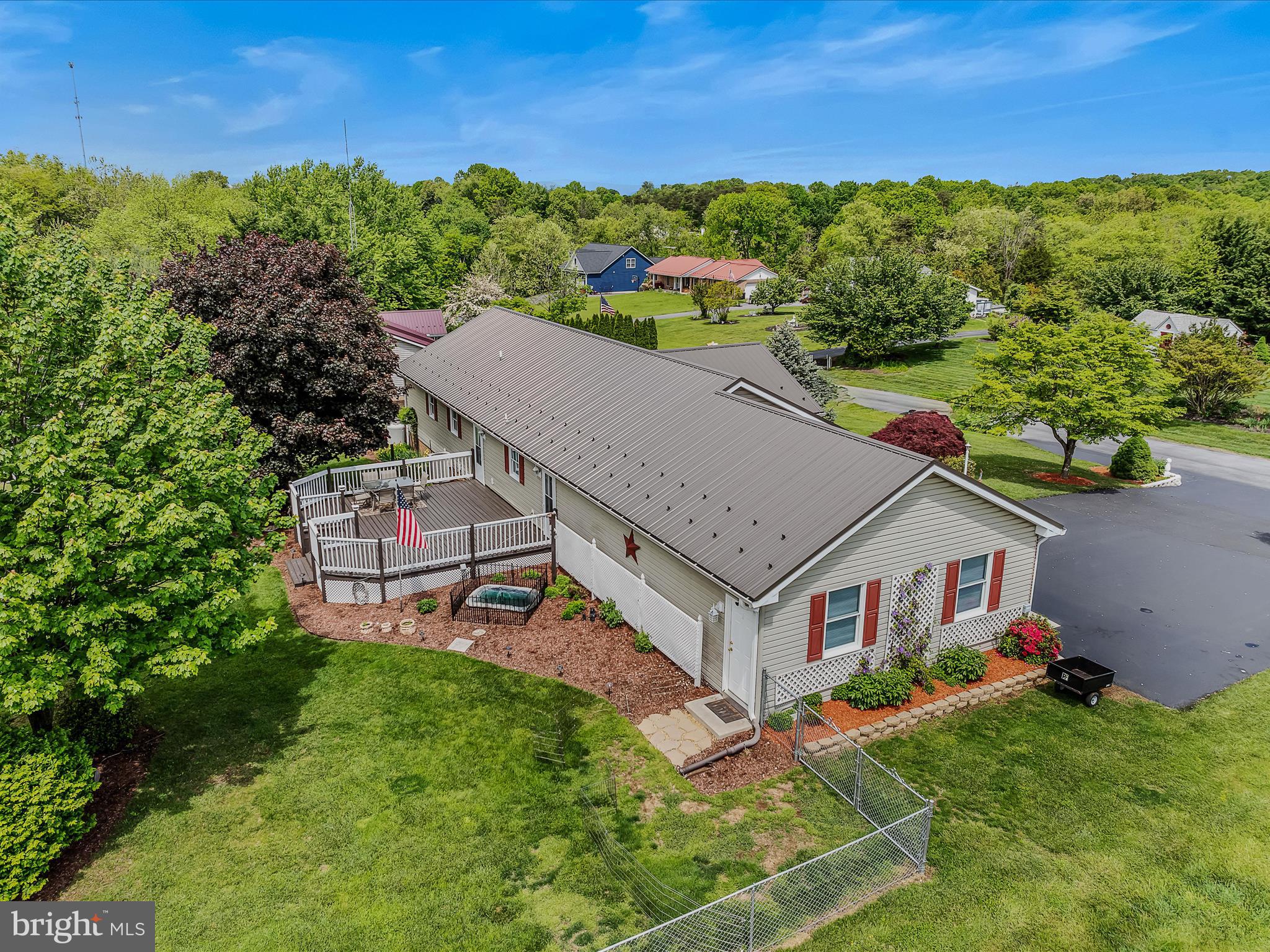 WHISPERING FALLS - Residential