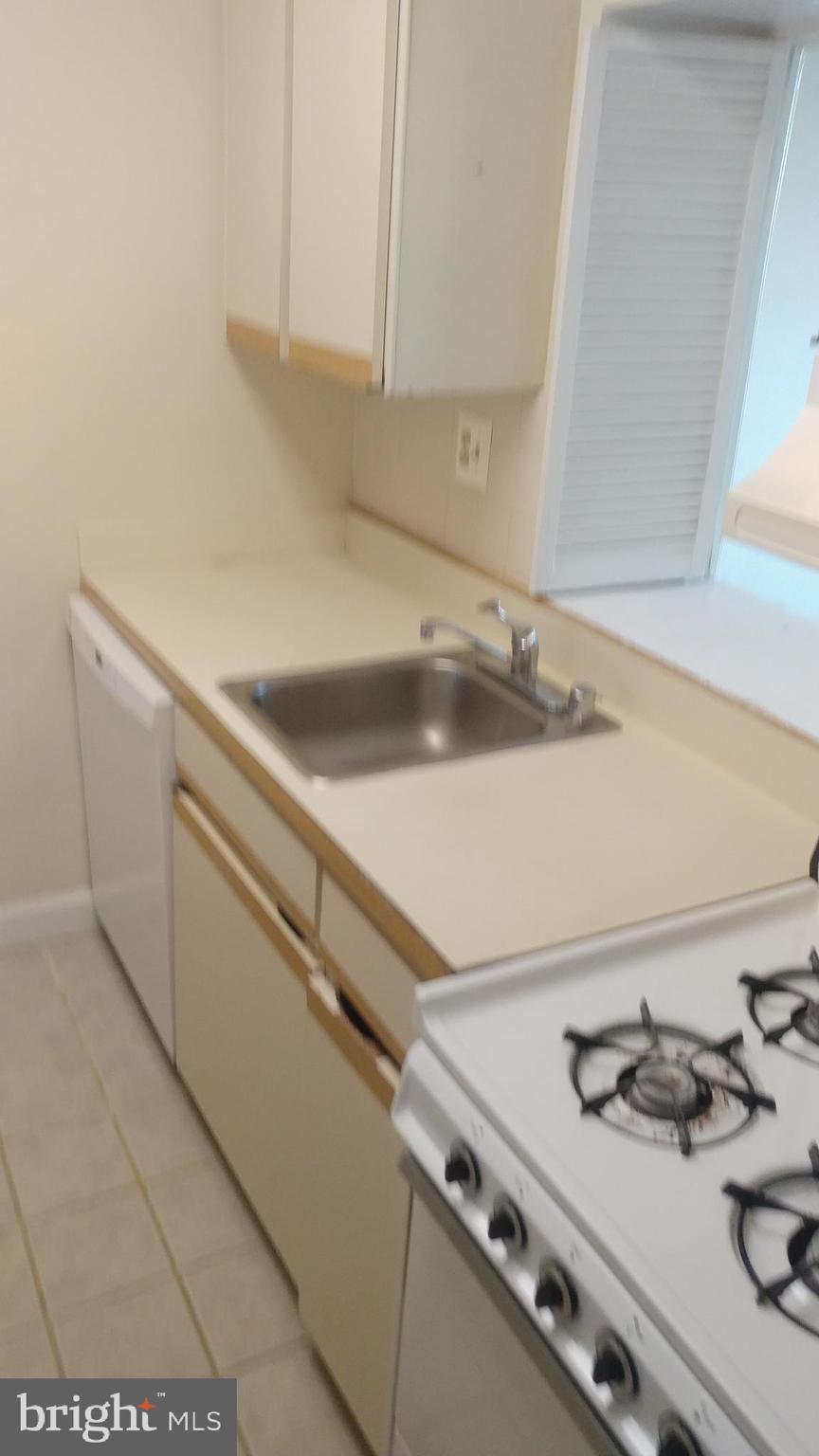 RIVER PLACE EAST - Residential Lease