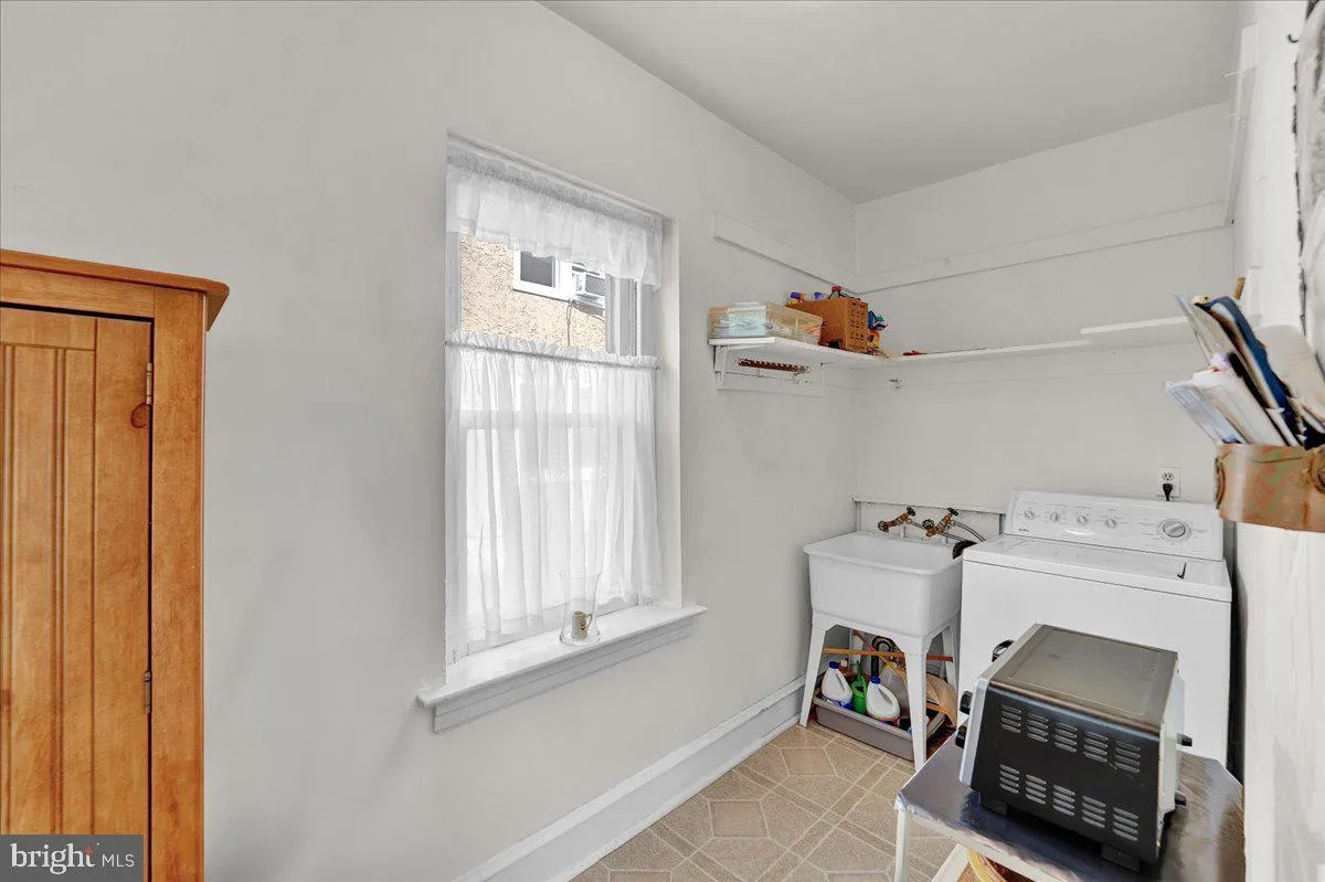 Ambler, Pennsylvania 19002, United States, 3 Bedrooms Bedrooms, ,2 BathroomsBathrooms,Residential,Pending,181220