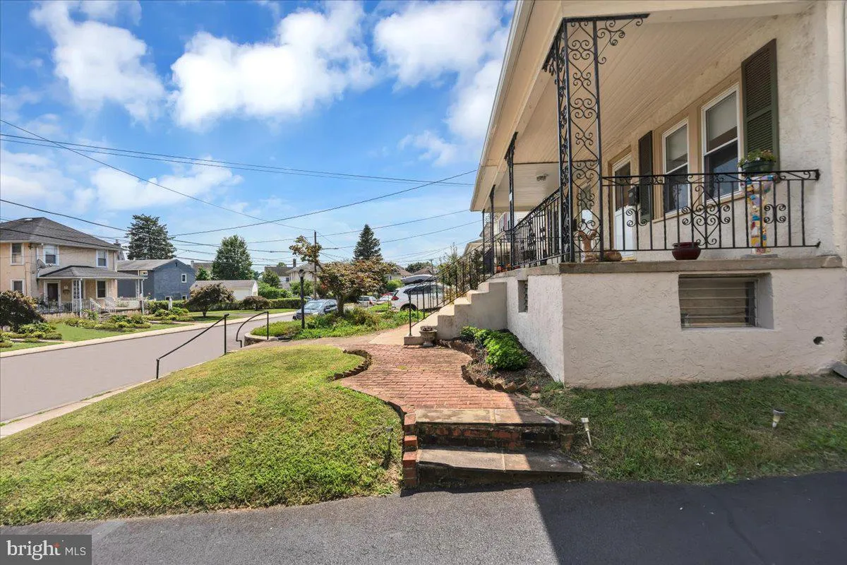 Ambler, Pennsylvania 19002, United States, 3 Bedrooms Bedrooms, ,2 BathroomsBathrooms,Residential,Pending,181220