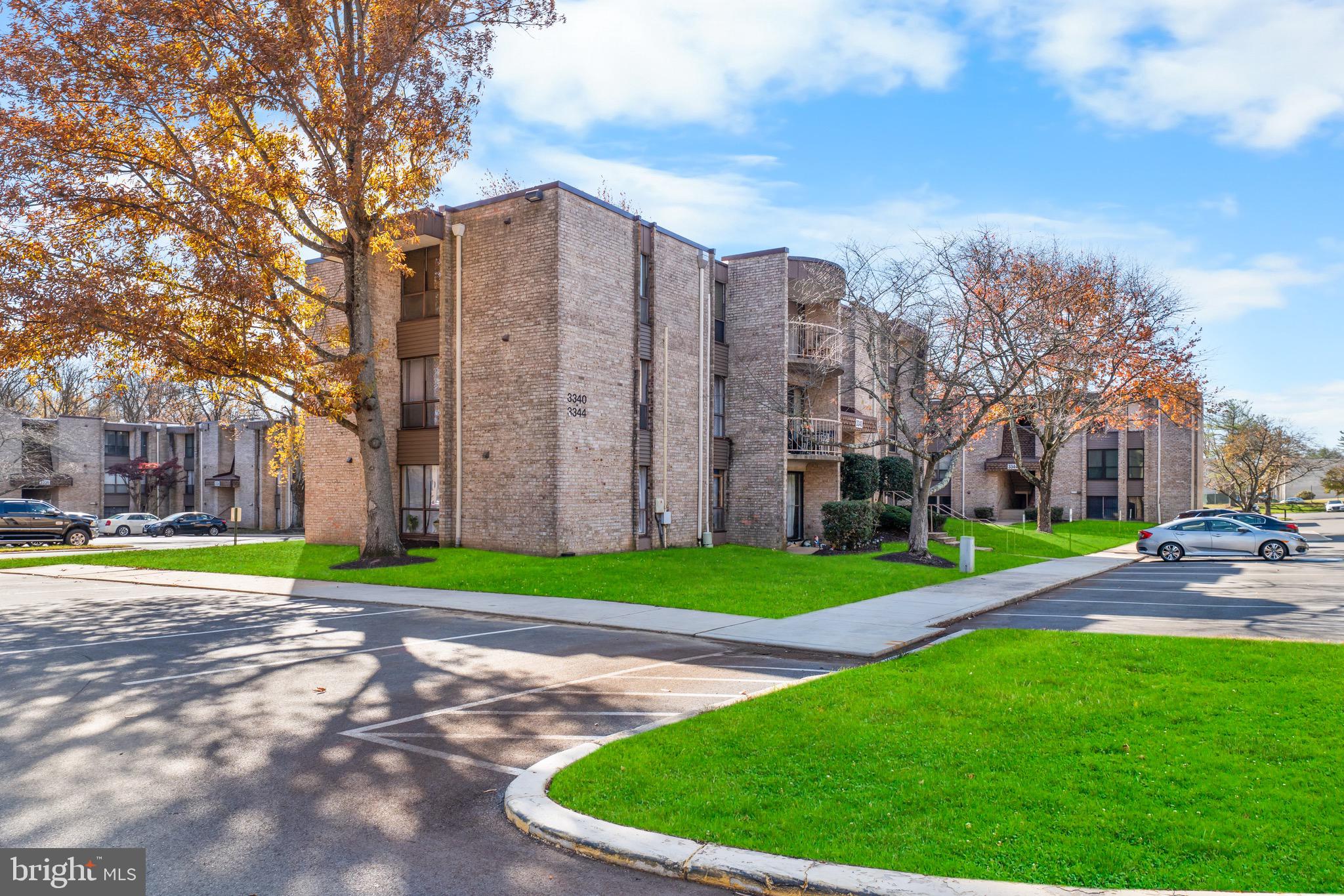 HUNTLEY SQUARE CONDOMINIUMS - Residential