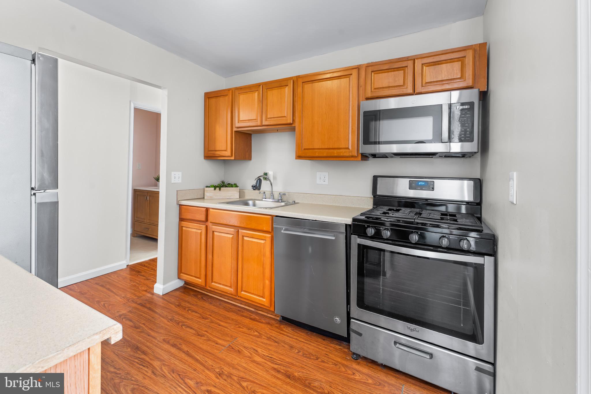 HUNTLEY SQUARE CONDOMINIUMS - Residential