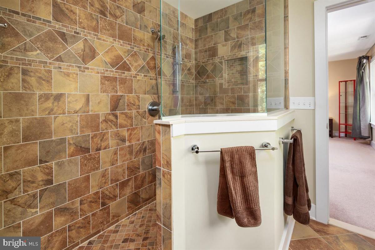 HILLSMERE SHORES - Residential