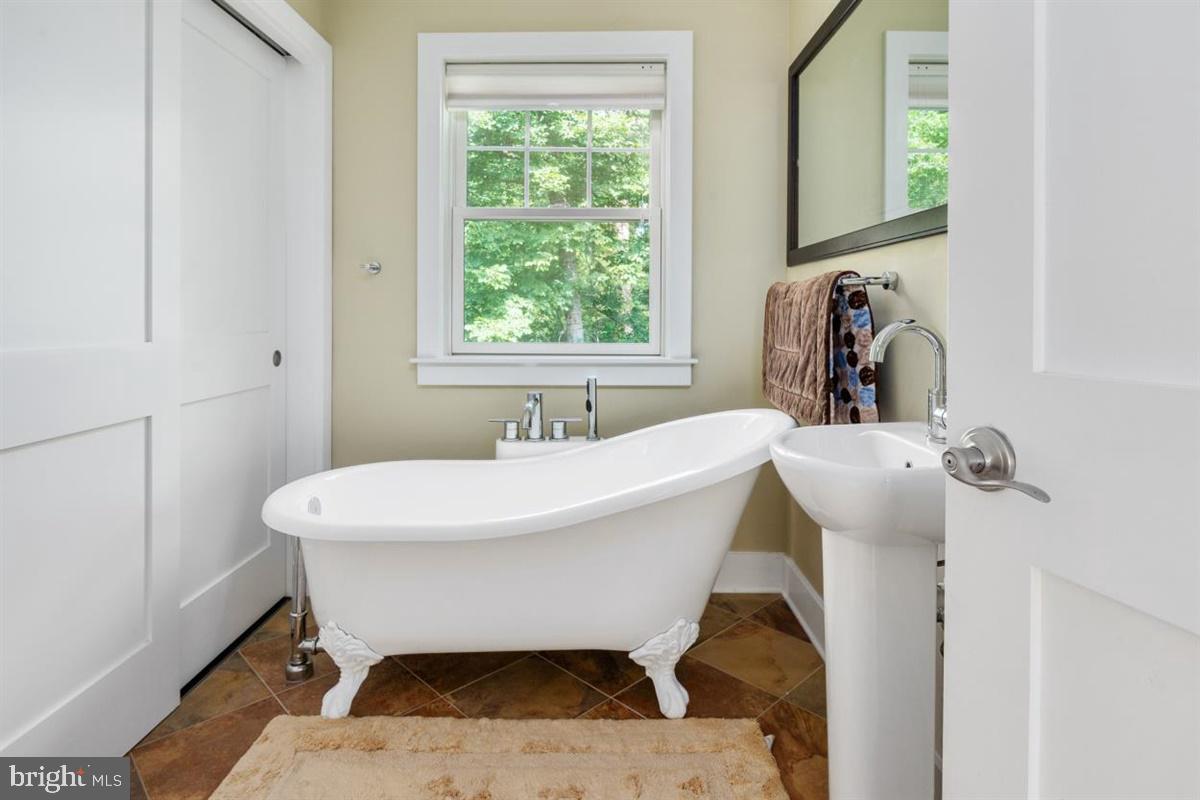 HILLSMERE SHORES - Residential