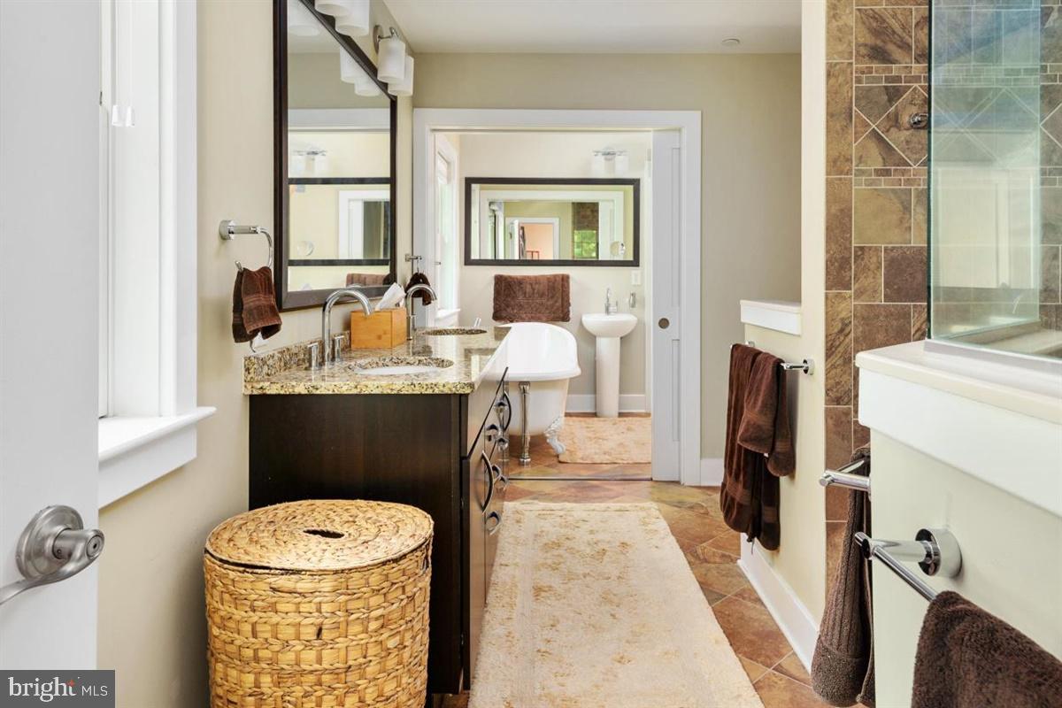 HILLSMERE SHORES - Residential