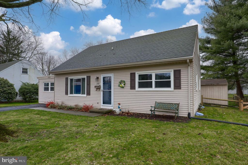 Photo of 232 CARDINAL RD, LITITZ, PA 17543 (MLS # PALA2033134)
