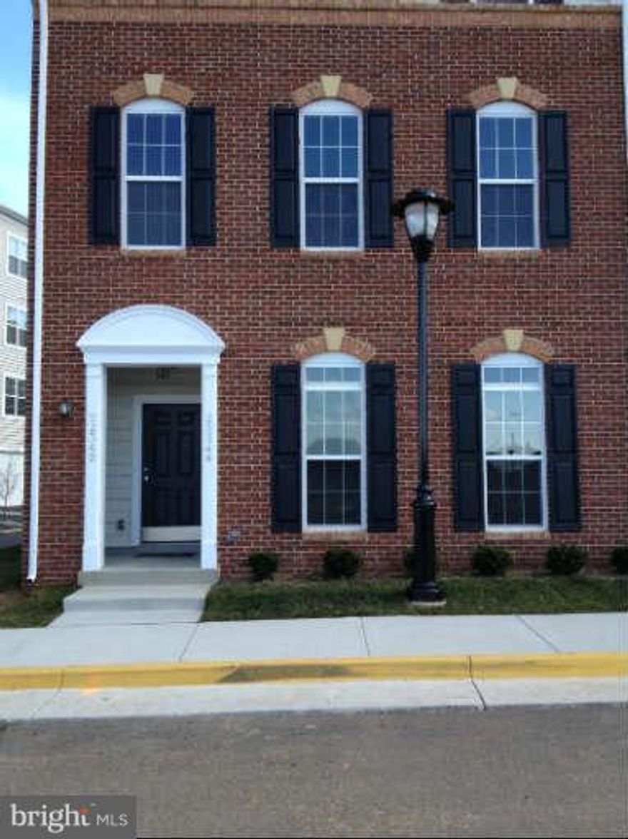END UNIT TOWNHOME BUILT 2013 WALK TO FUTURE METRO * LOADED WITH OPTIONS - GRANITE COUNTERS, WOODEN FLOORS, SPA MASTER BATH, STAINLESS STEEL APPLIANCES, GARAGE WITH ADDITIONAL CAR PARKING * 3 HUGE BEDROOMS WITH 2 FULL BATHS * WON'T LAST. APPOINTMENT WITH LISTING AGENT ONLY   - 11 AM - 6 PM .