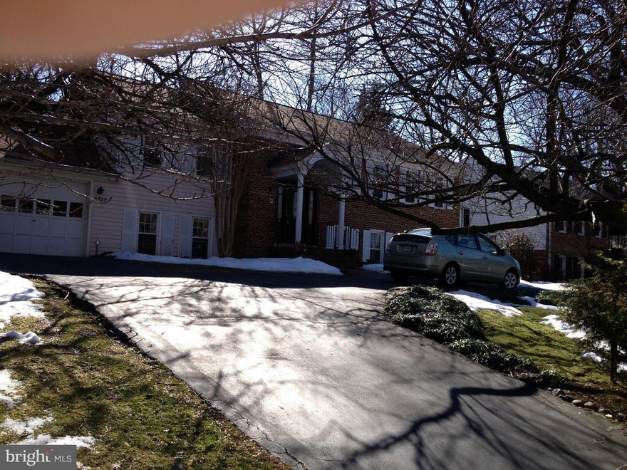 ACCEPTING BACKUP OFFERS: Brick & Frame split foyer; 2600+ sq ft finished living area;Hardwood Floors, A "hard to come by"  complete 3 room In-Law/Au pair suite( 500 sq ft) with (large Br & LR, full kit w/esik +full Ba+walk in closet);welcoming glass enclosed and heated all season room, located in sought after Woodson school pyramid; easy access to main arteries/Metro//VRE,Pentagon Exp 3/10 mi.