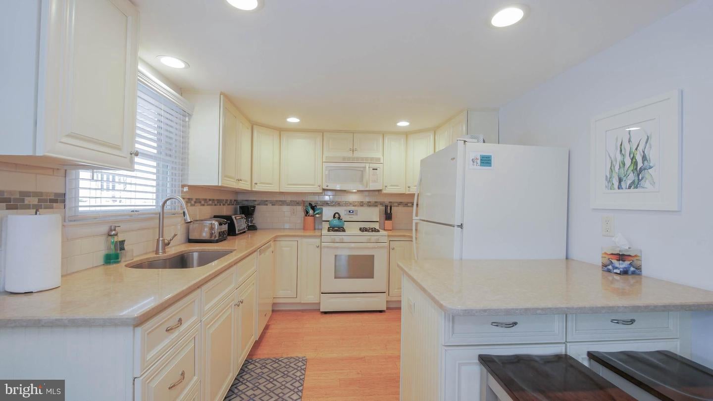 11 E MERCER AVENUE 10