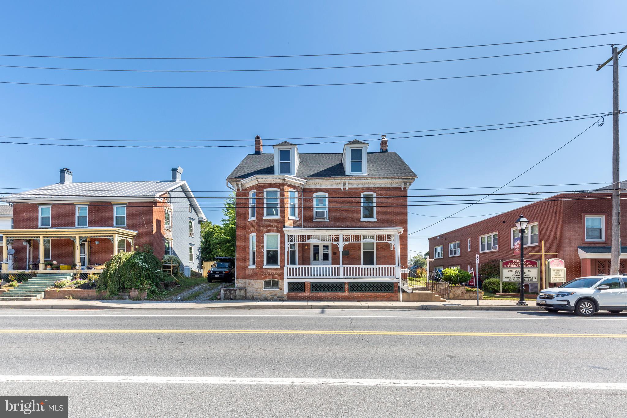 Main image without alt text