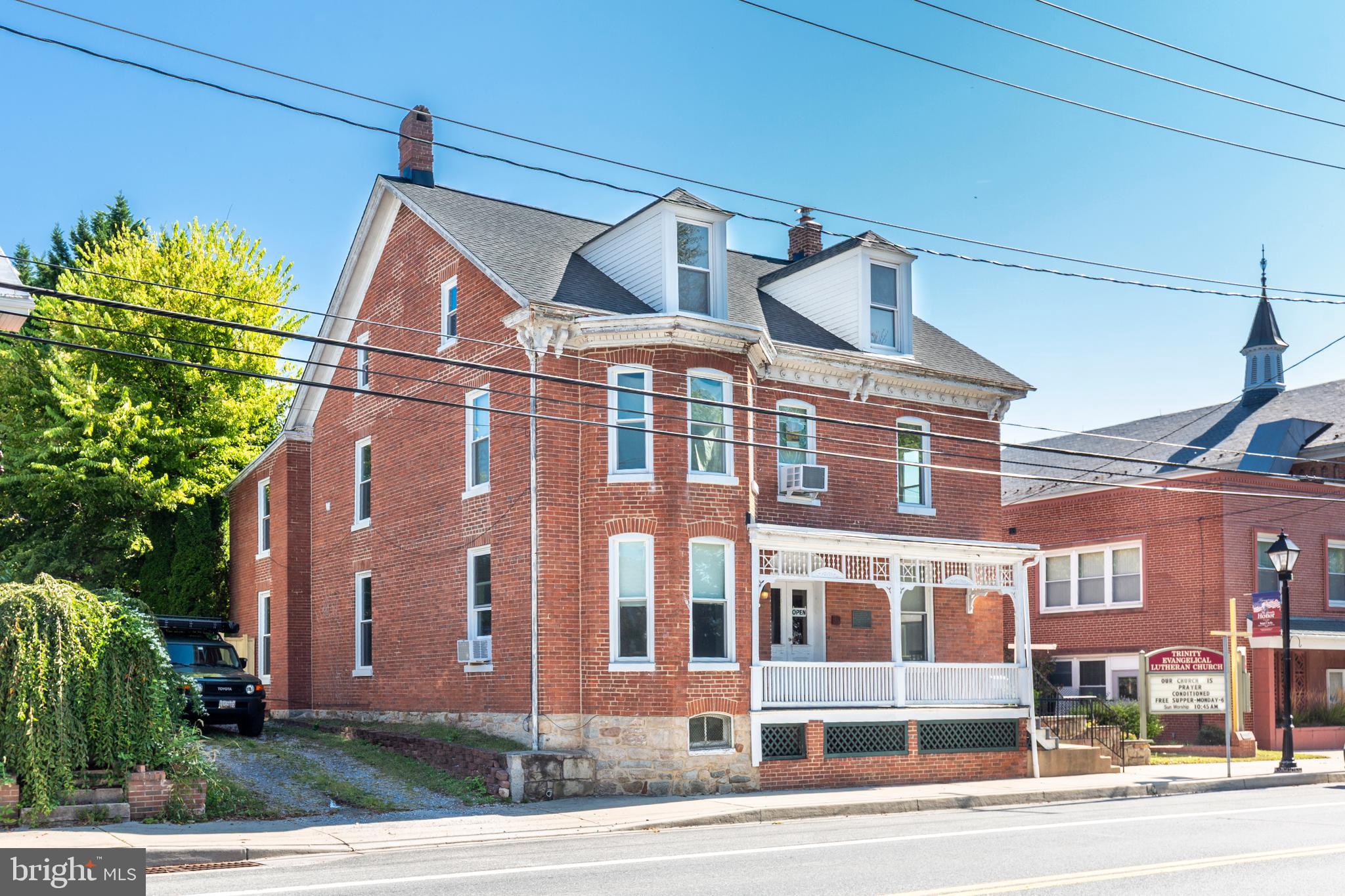 Main image without alt text