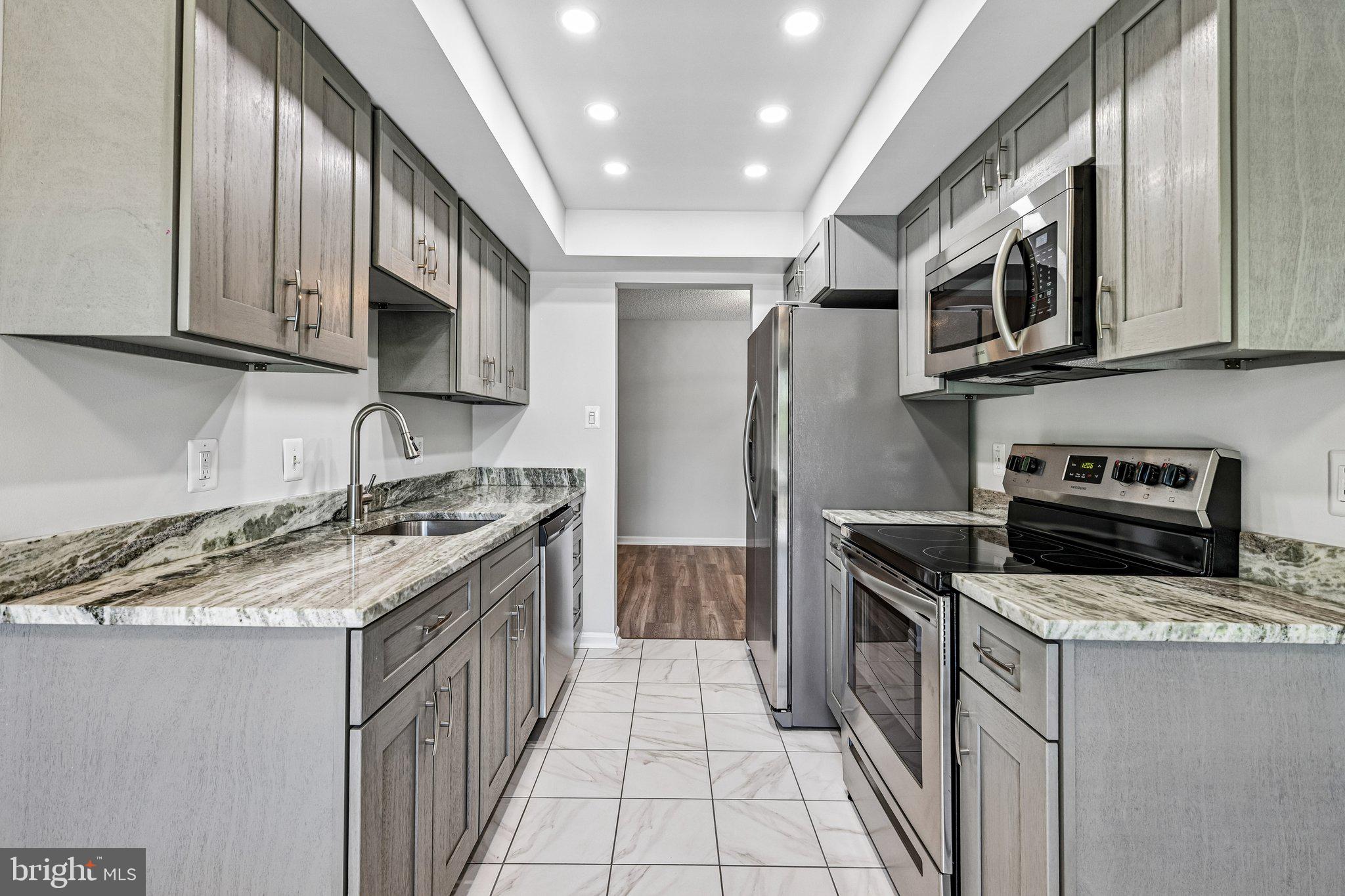 VISTAS OF VIENNA CONDOMINIUMS - Residential
