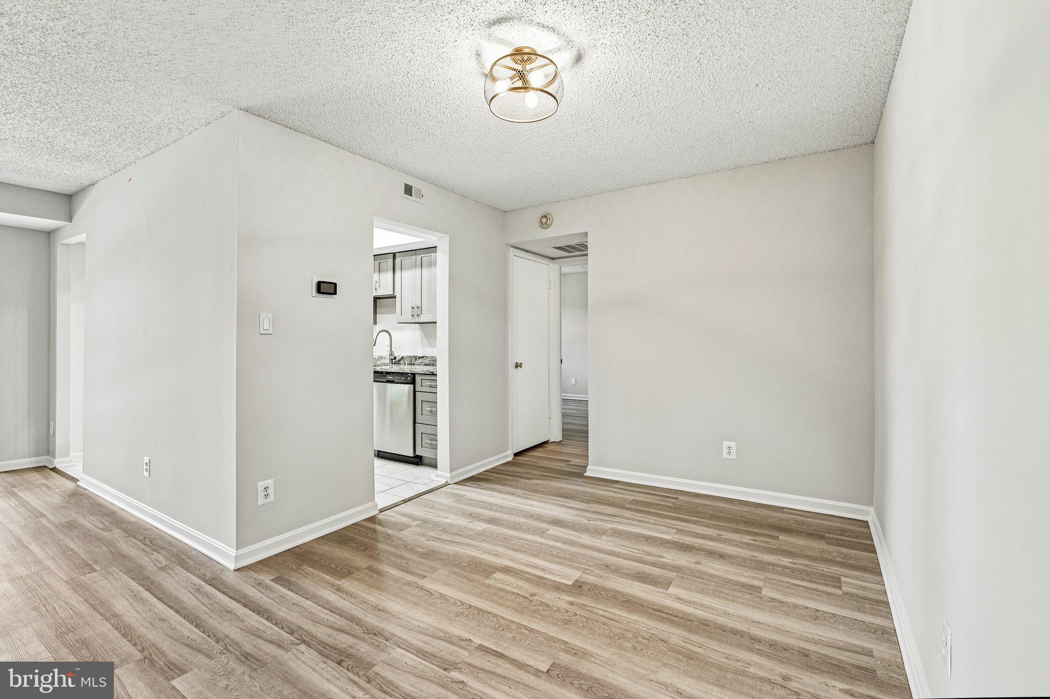 VISTAS OF VIENNA CONDOMINIUMS - Residential