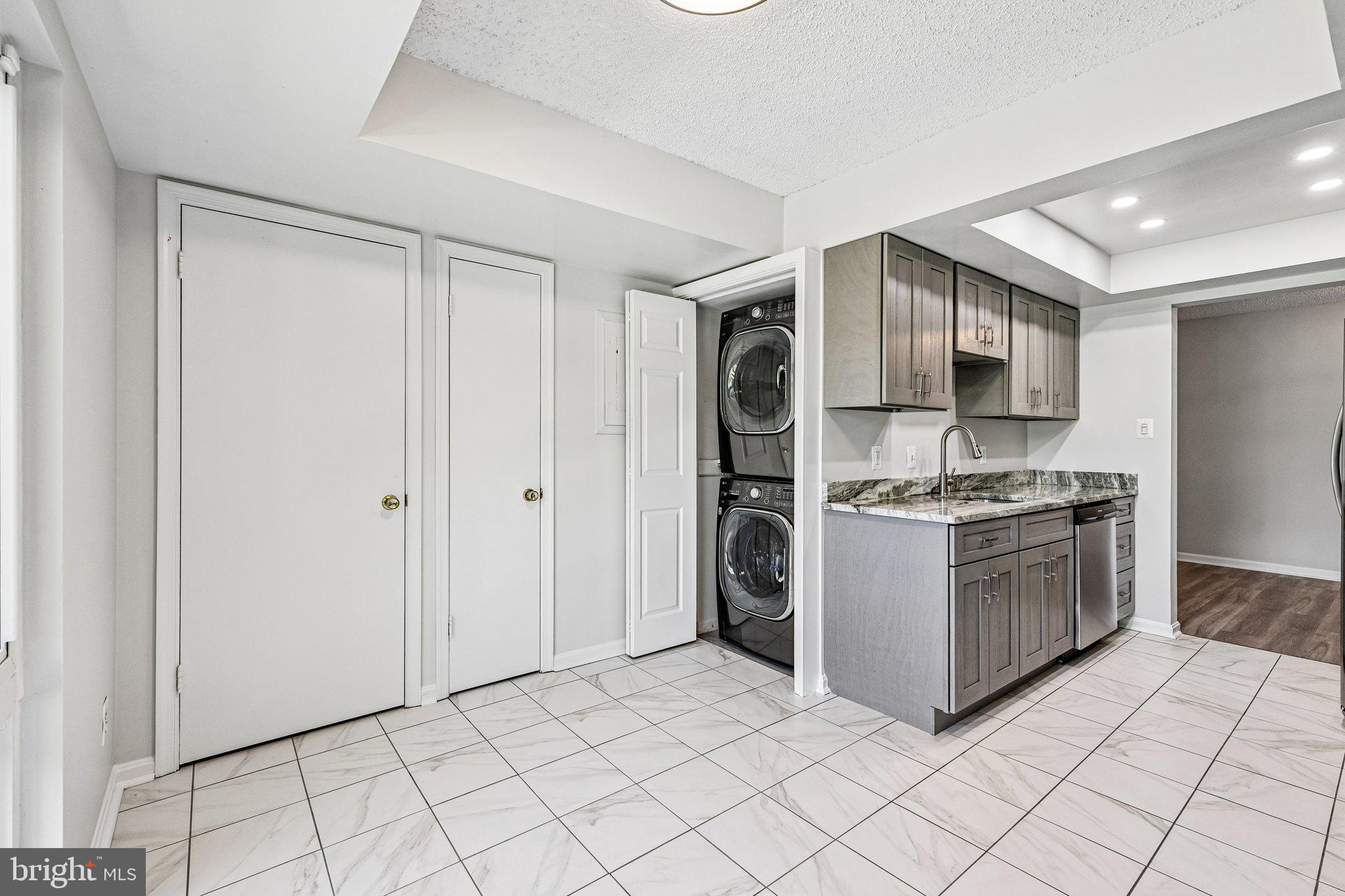 VISTAS OF VIENNA CONDOMINIUMS - Residential