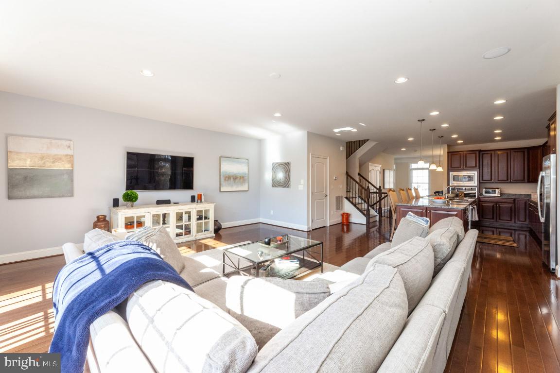 VIRGINIA MANOR - Residential