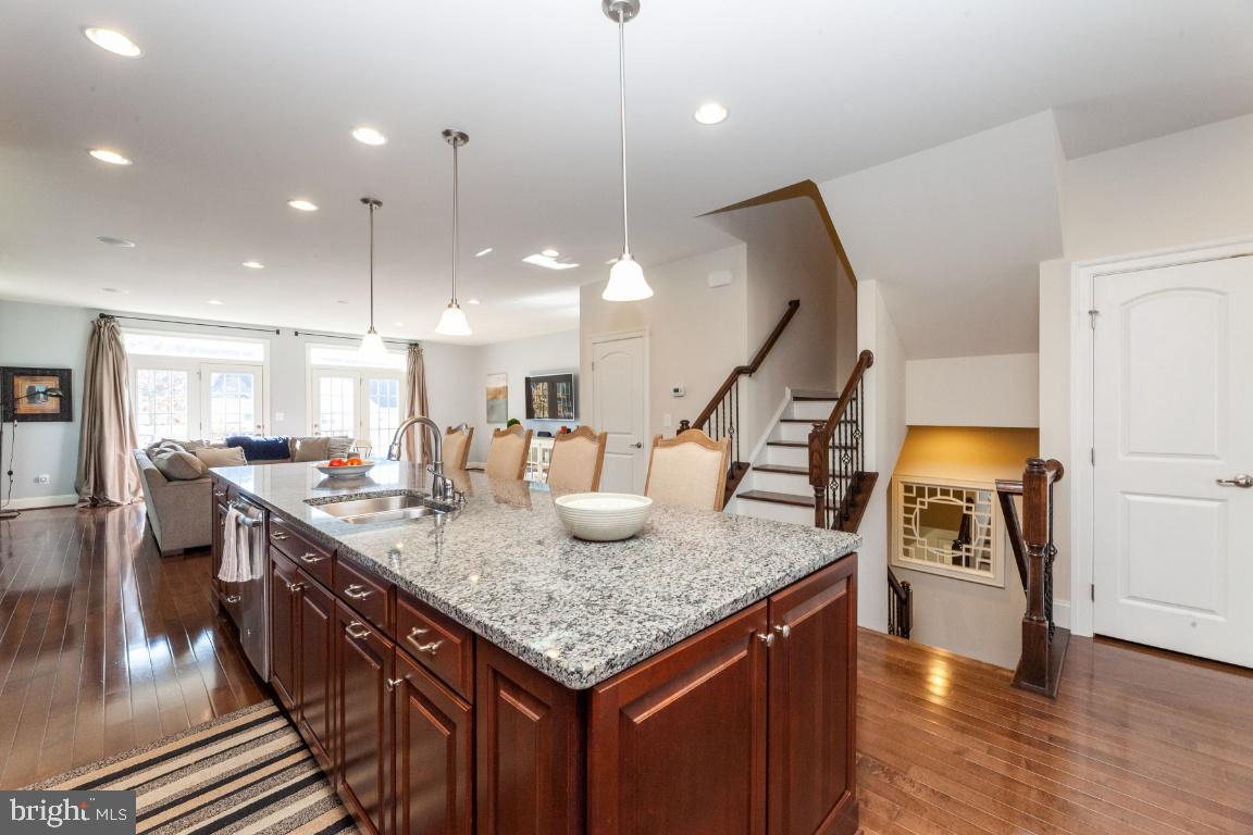 VIRGINIA MANOR - Residential